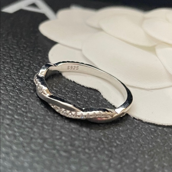 New S925 Diamond Twist Ring - Picture 5 of 10